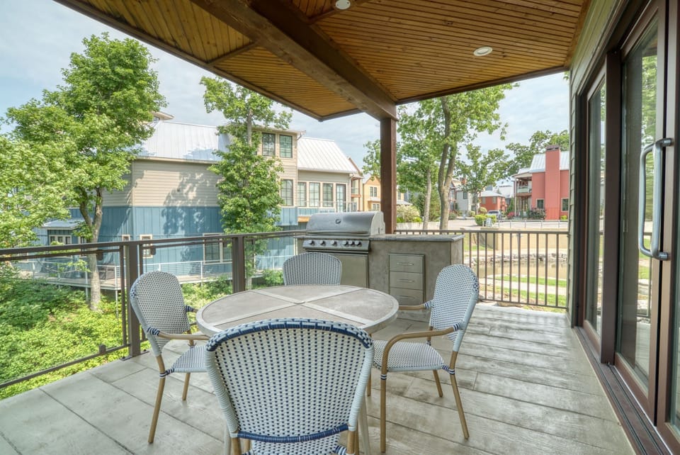 Main level deck with built in grill