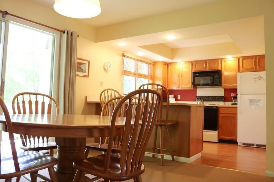 Kitchen/Dining Area