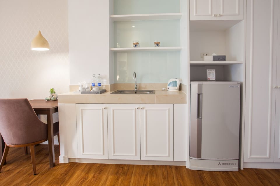 Premier Studio (Pet Allowed) | Private kitchenette | Fridge