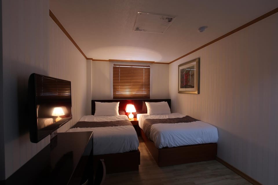 Pillowtop beds, in-room safe, desk, blackout drapes