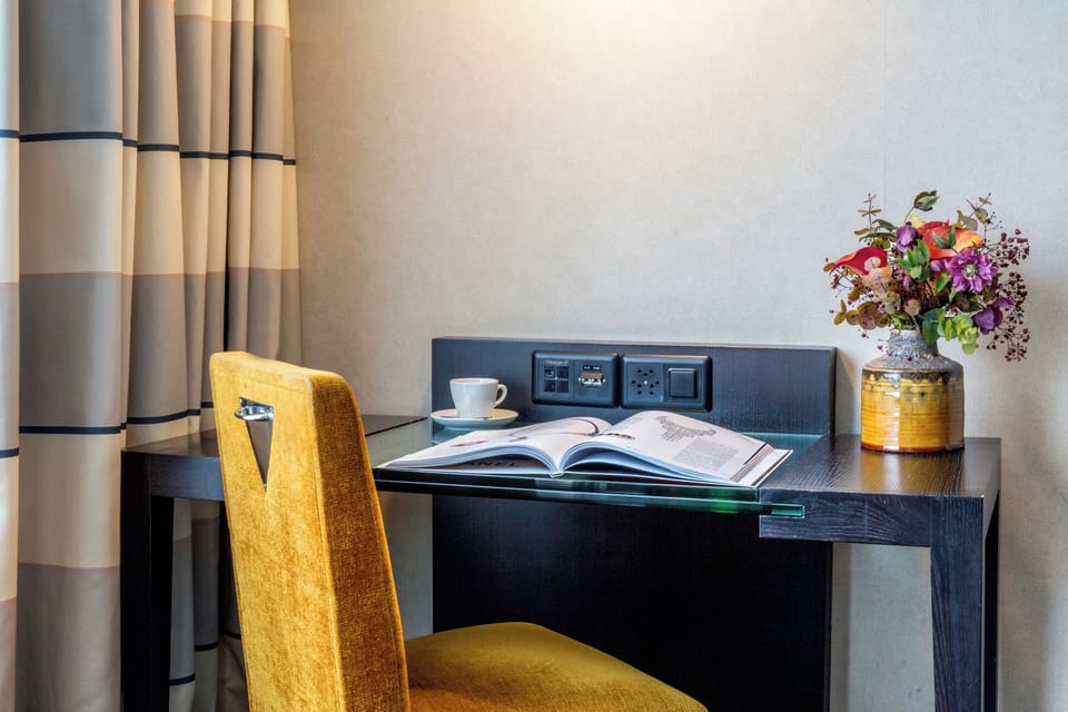 Executive Room, Terrace | Living area | Flat-screen TV