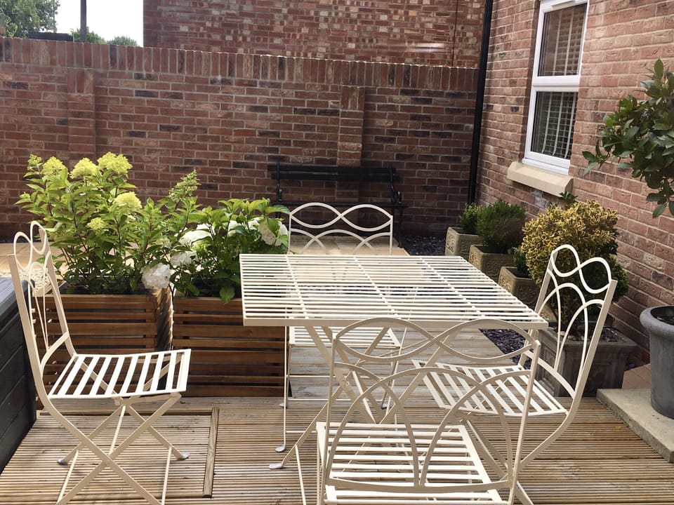 Secluded courtyard garden fenced all round safe for you and your pooch!