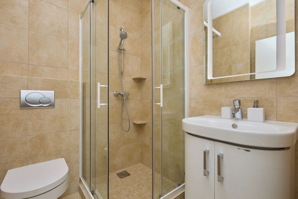 Bathroom (attached to bedroom 1)