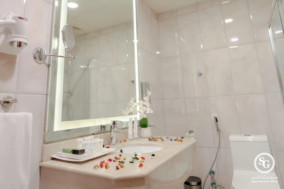 Junior Studio Suite | Bathroom | Shower, rainfall showerhead, eco-friendly toiletries, slippers
