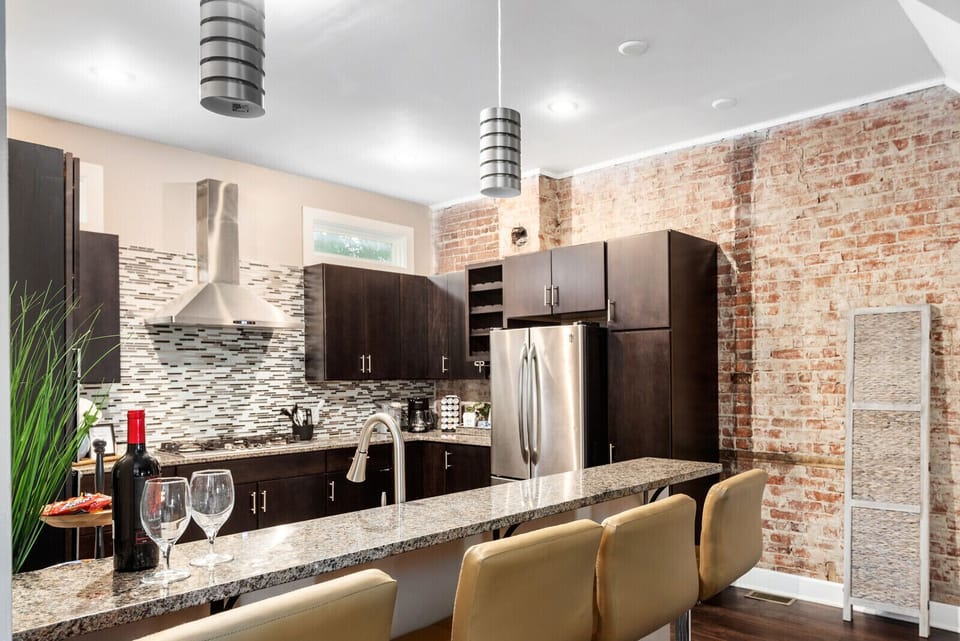 Fully equipped kitchen with all your cooking needs.. 