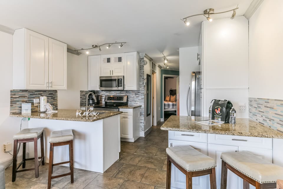 Island space for 4 to enjoy a meal or work from home
