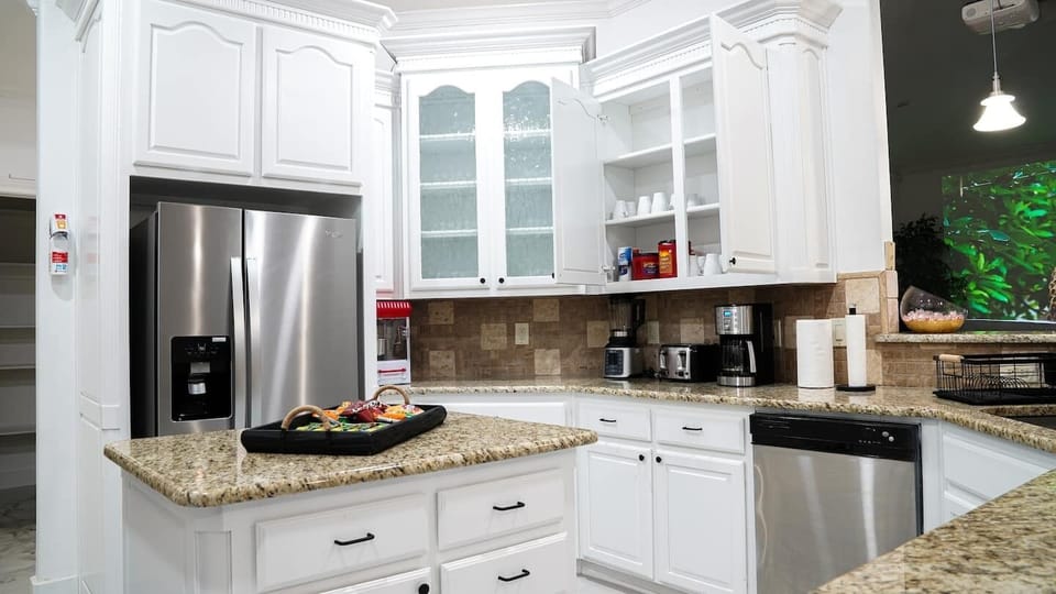 Full kitchen has all new stainless steel appliances. 