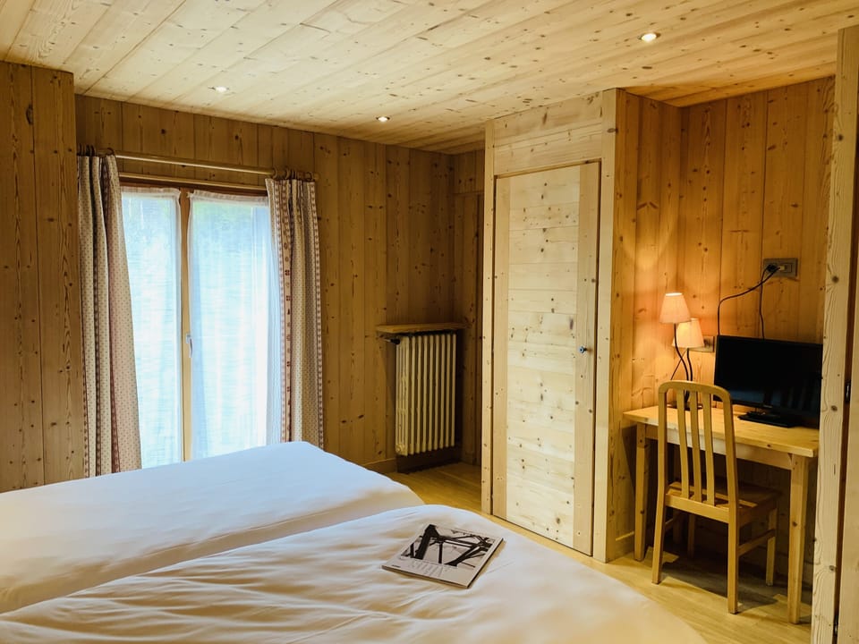 Chambre Familiale | In-room safe, individually decorated, individually furnished, desk