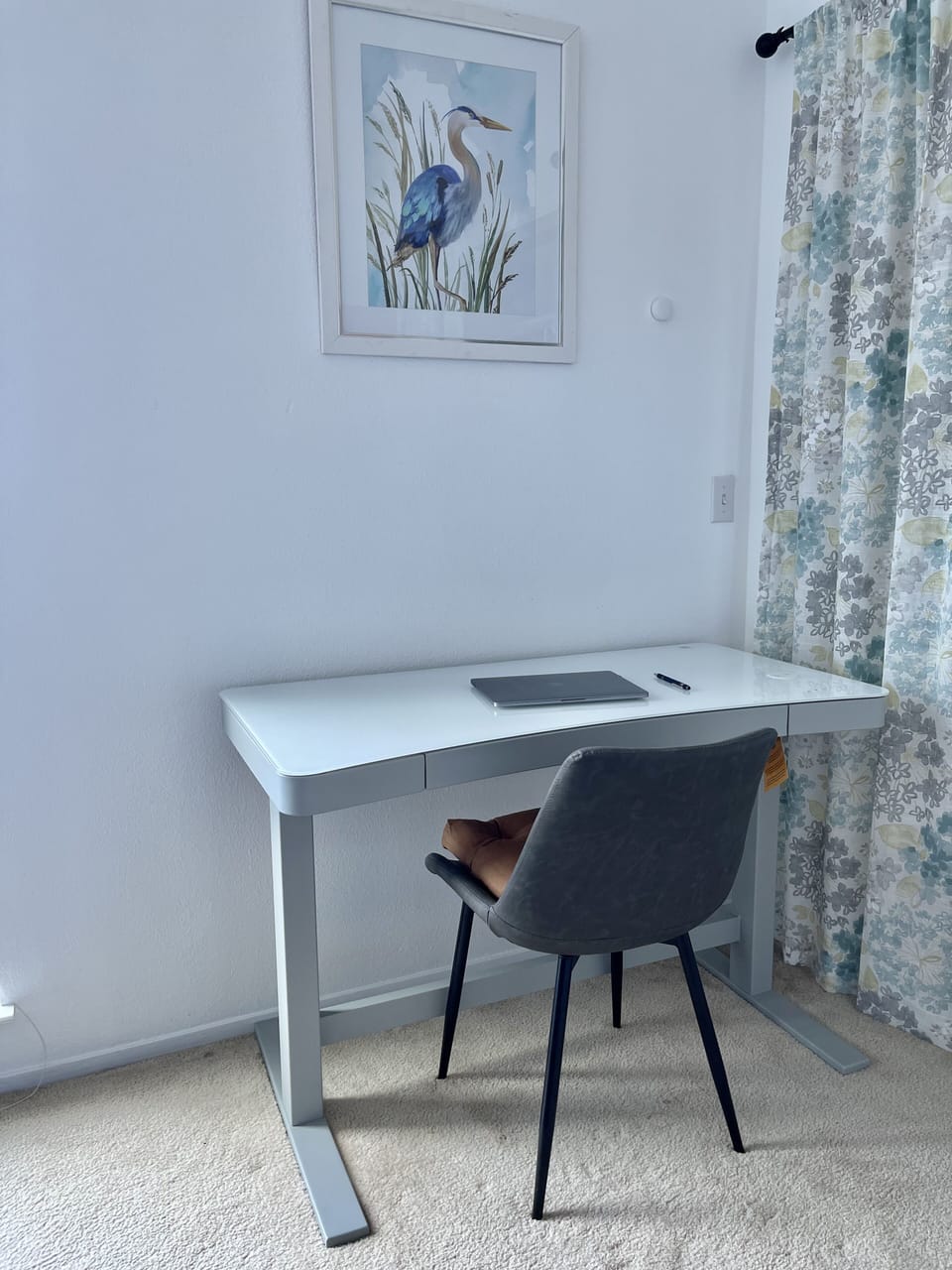 Motor-standing desk with phone charger