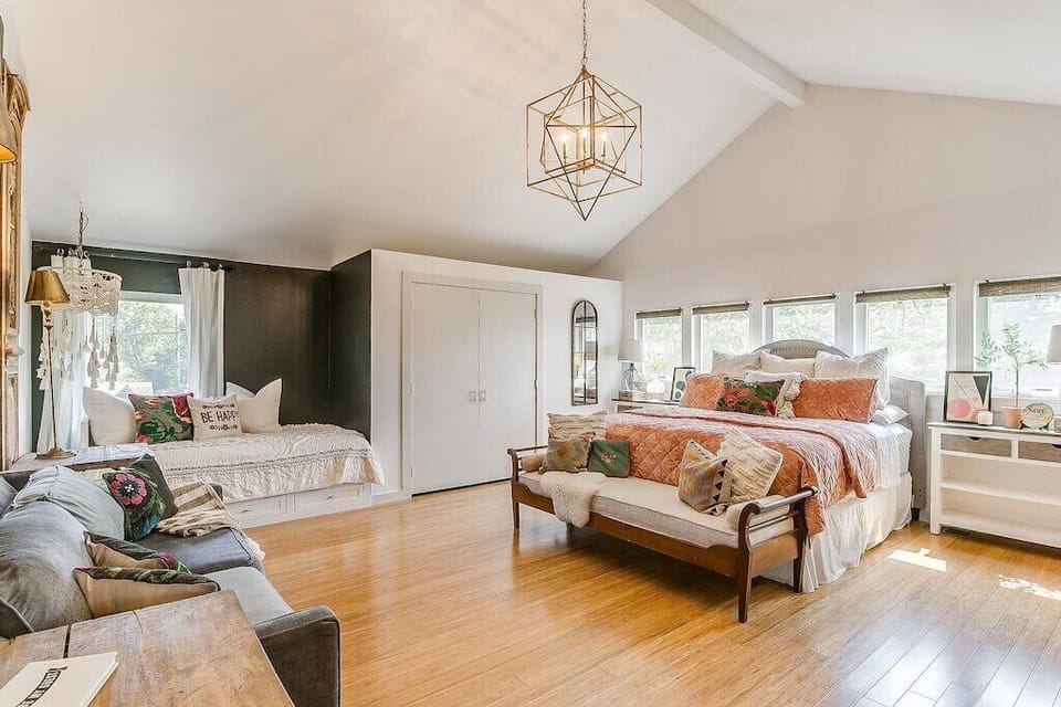 Sleeps 7: king bed, daybed, sleeper sofa & floor mattress close to Magnolia Ave and TCU.
