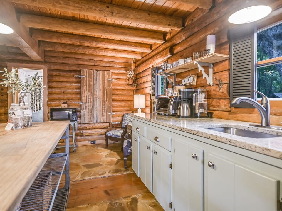 Creek House kitchen with countertop appliances