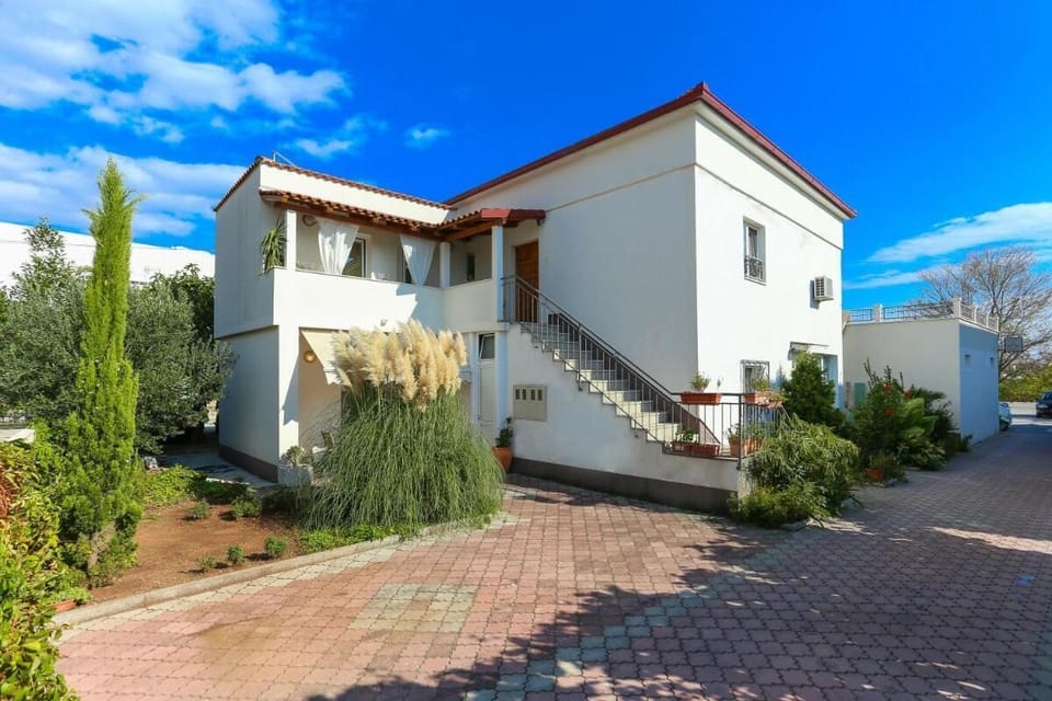 Room, 1 Bedroom, Balcony, Garden View | Front of property