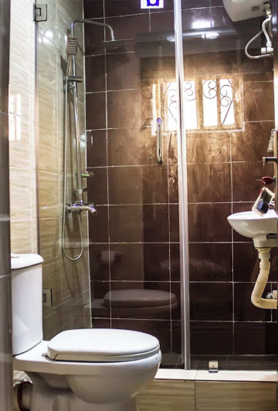 Room, 1 Bedroom, Accessible, Smoking | Bathroom amenities