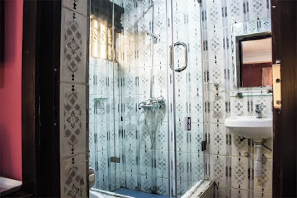 Room, 1 Bedroom, Accessible, Smoking | Bathroom