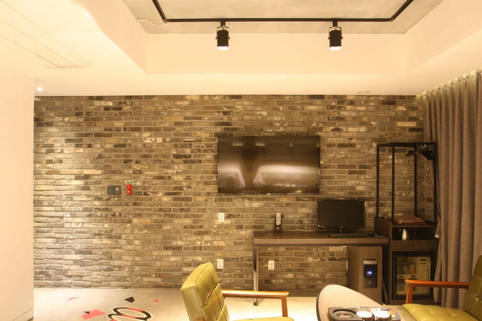 Deluxe Twin Room | Individually decorated, individually furnished, free WiFi, bed sheets