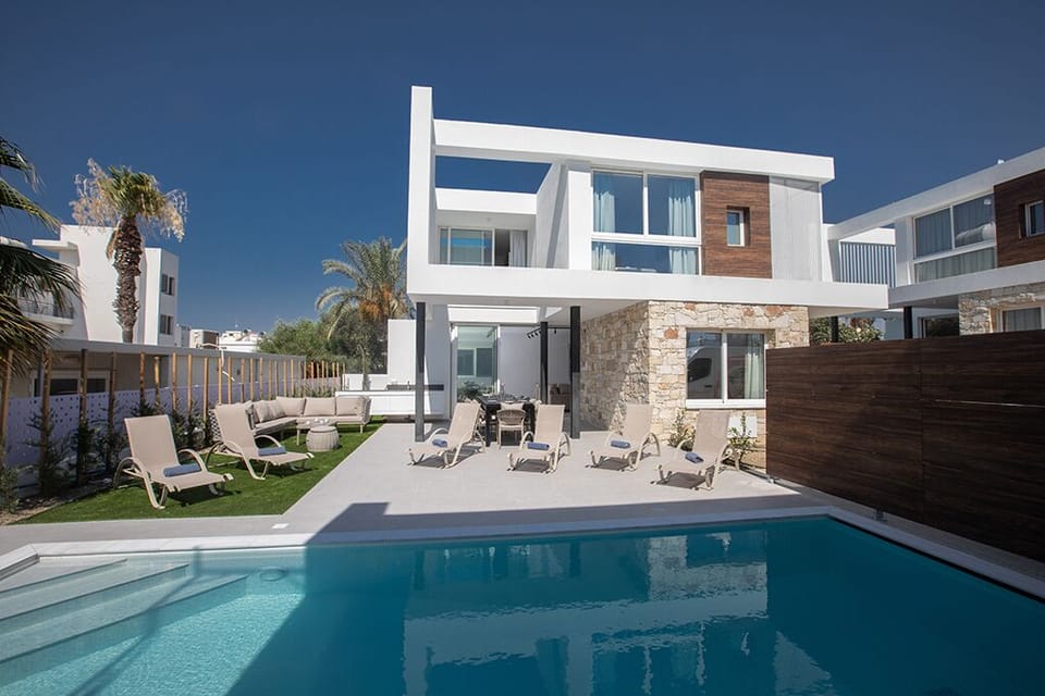 Garden with barbecue, seating area, dining area, sunloungers and private pool