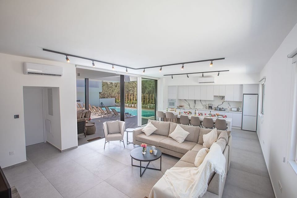 Open-Plan living room, kitchen and dining area