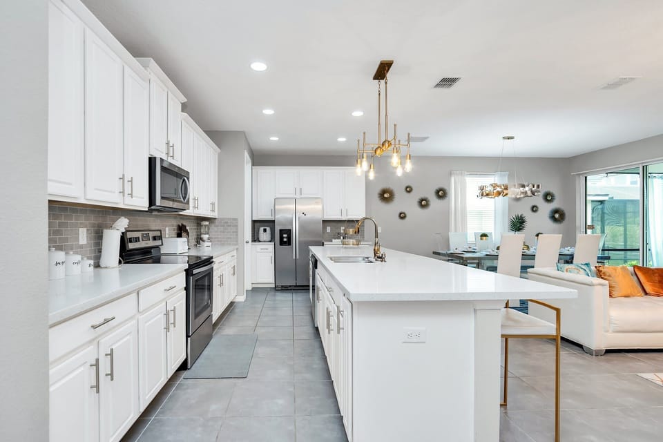 House (6 Bedrooms) | Private kitchen | Microwave, oven, stovetop, dishwasher