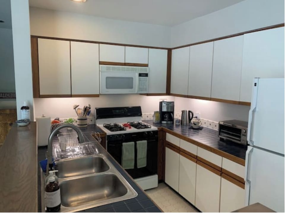 Fully-stocked Kitchen