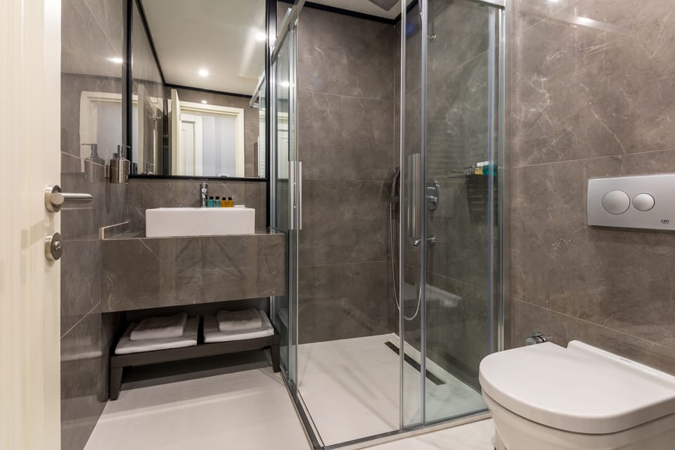 Luxury Suite | Bathroom | Shower, rainfall showerhead, free toiletries, hair dryer