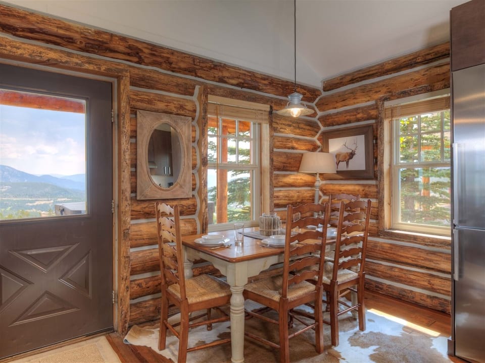Dining area for up to 6 people.