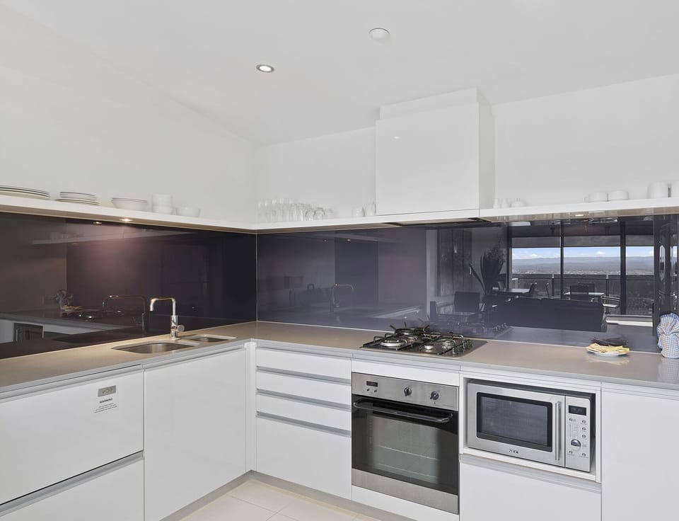 Fully equipped kitchen with modern furnishings 🍽