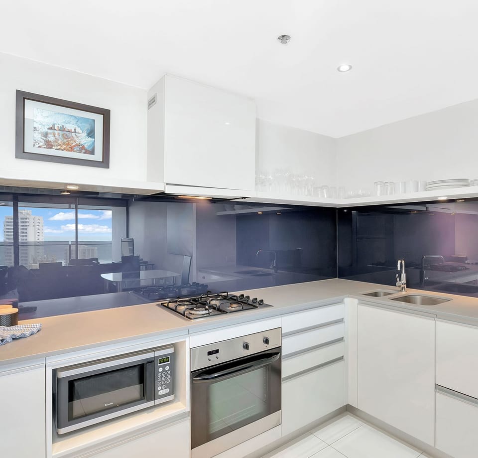 Fully equipped kitchen with modern furnishings 🍽