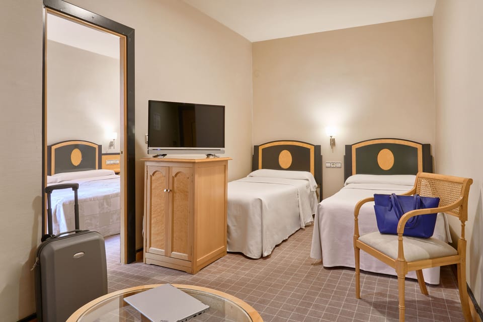 Family Room | Minibar, in-room safe, desk, blackout drapes