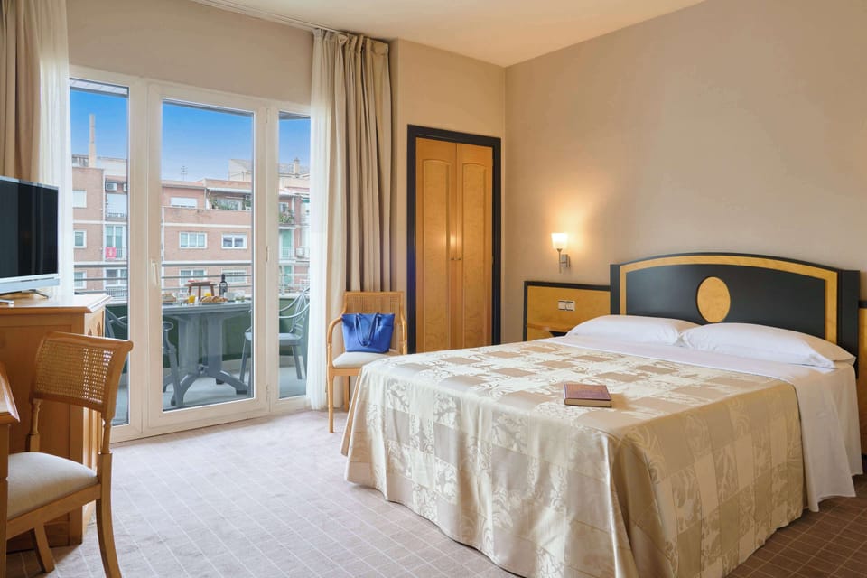 Double or Twin Room, Terrace | Minibar, in-room safe, desk, blackout drapes