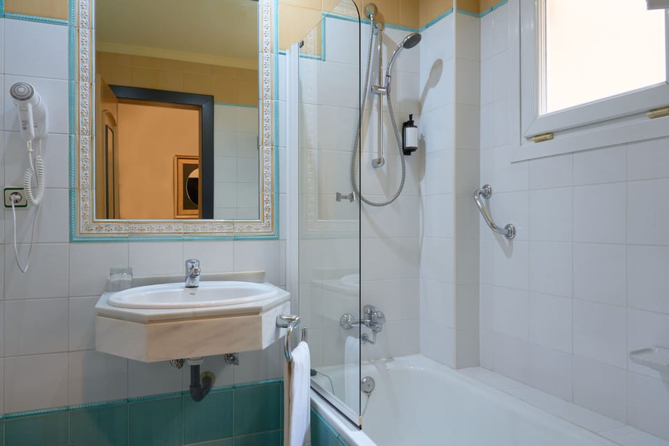 Single Room | Bathroom | Combined shower/tub, free toiletries, hair dryer, bidet