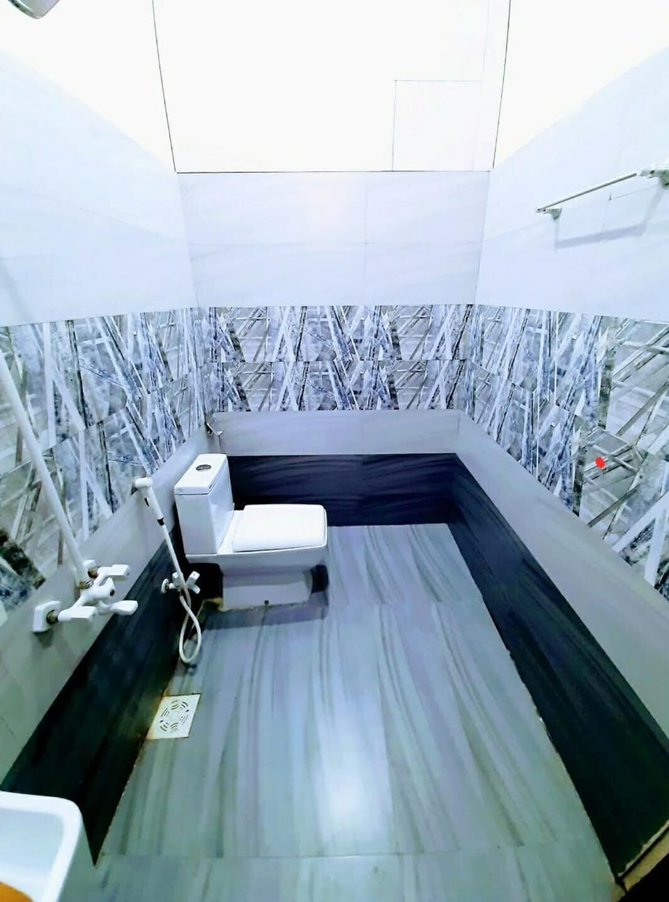 Standard Twin Room, 2 Twin Beds | Bathroom | Shower, free toiletries, slippers, towels
