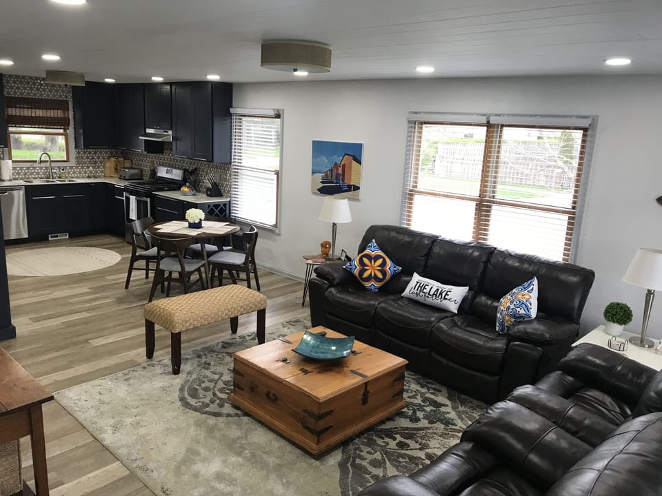 Cozy living room to rest  after a day at the beach. 55 inch smart tv 