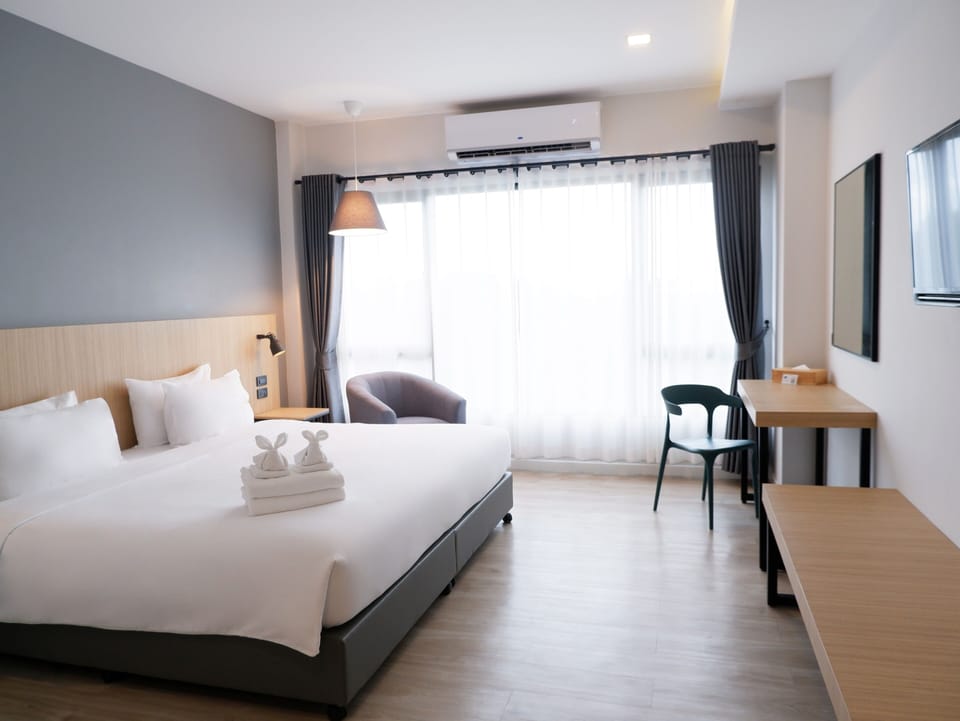 Deluxe High Floor | In-room safe, desk, laptop workspace, blackout drapes