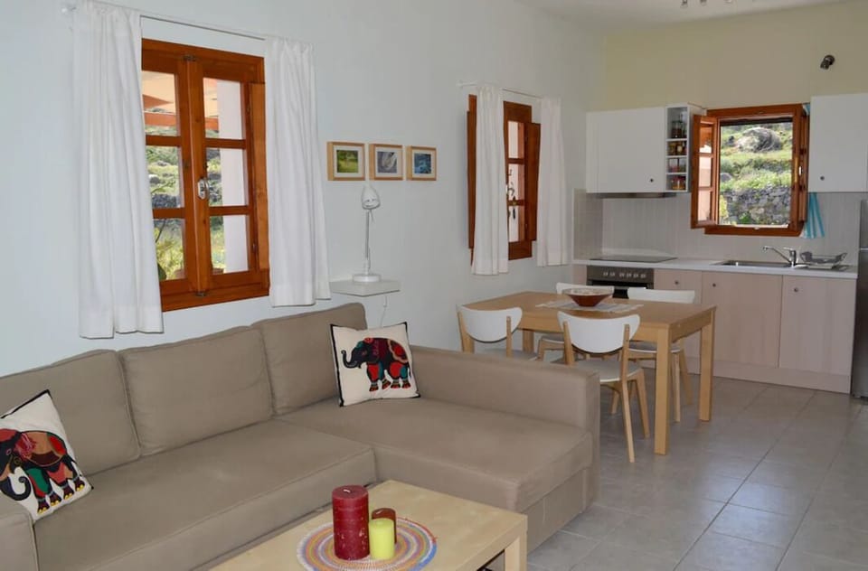DINING TABLE WITH FULLY EQUIPED KITCHEN