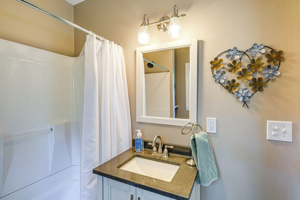 Full Bathroom | 2nd Floor