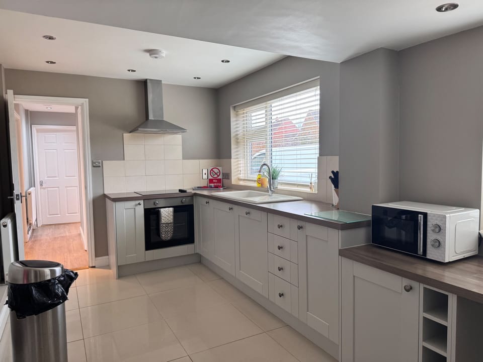 House | Private kitchen | Fridge, microwave, oven, stovetop