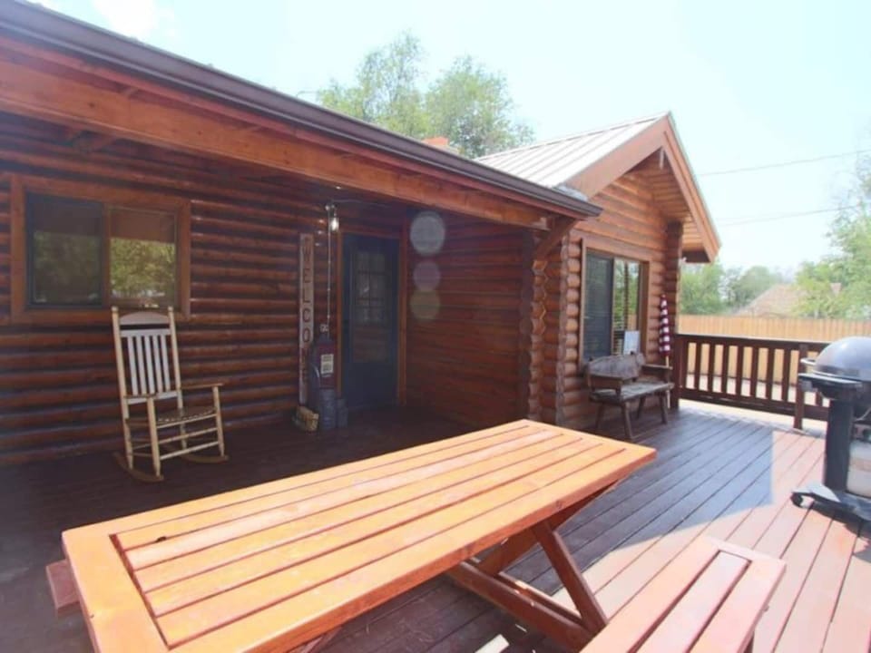 Front deck with BBQ and table