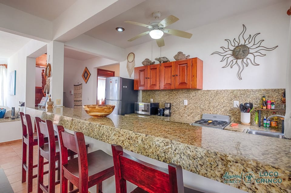 Breakfast bar and sitting area