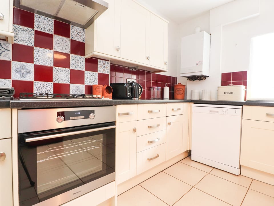 Cottage | Private kitchen | Fridge, dishwasher, electric kettle, toaster