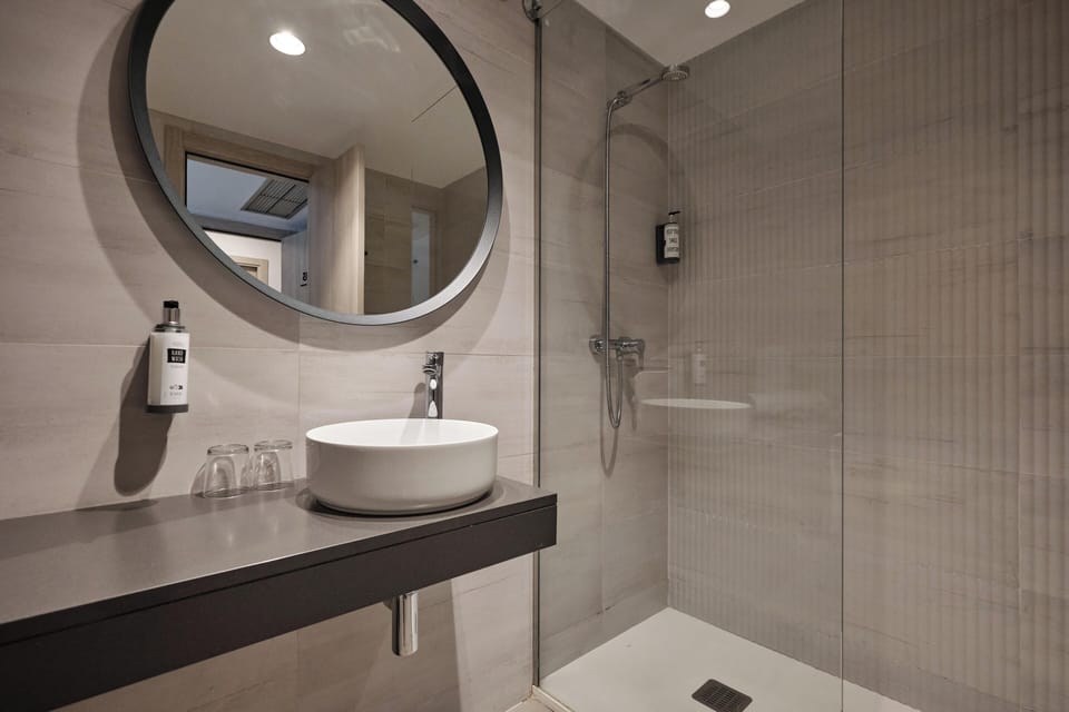 Standard Twin Room | Bathroom | Shower, hair dryer, towels, soap