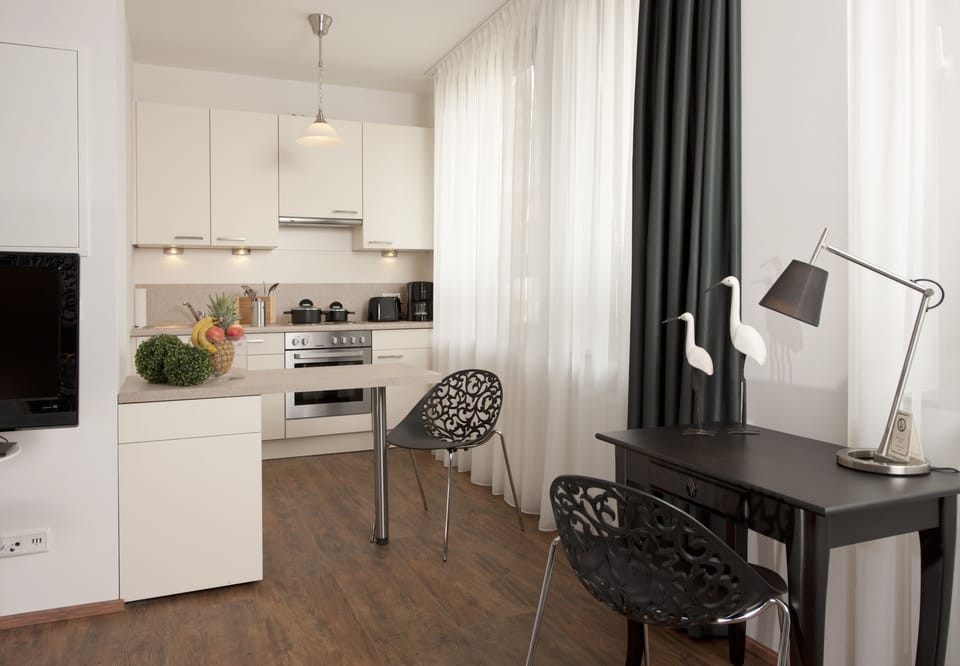 Full-size fridge, oven, stovetop, dishwasher