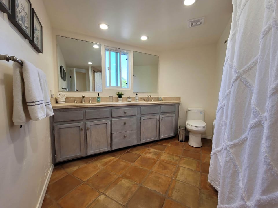 Queen bathroom / Powder Room. Full Bathtub. Double vanities.