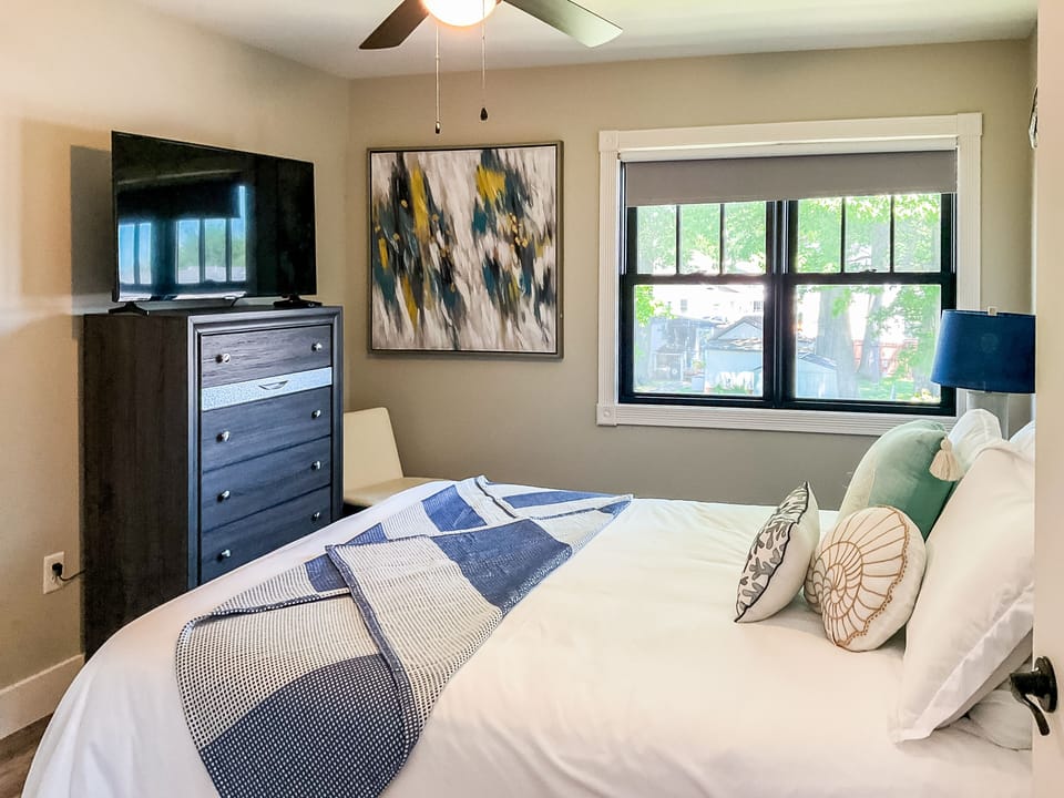 Bedroom 1- Queen Bed