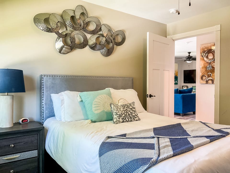 Bedroom 1: Queen Bed