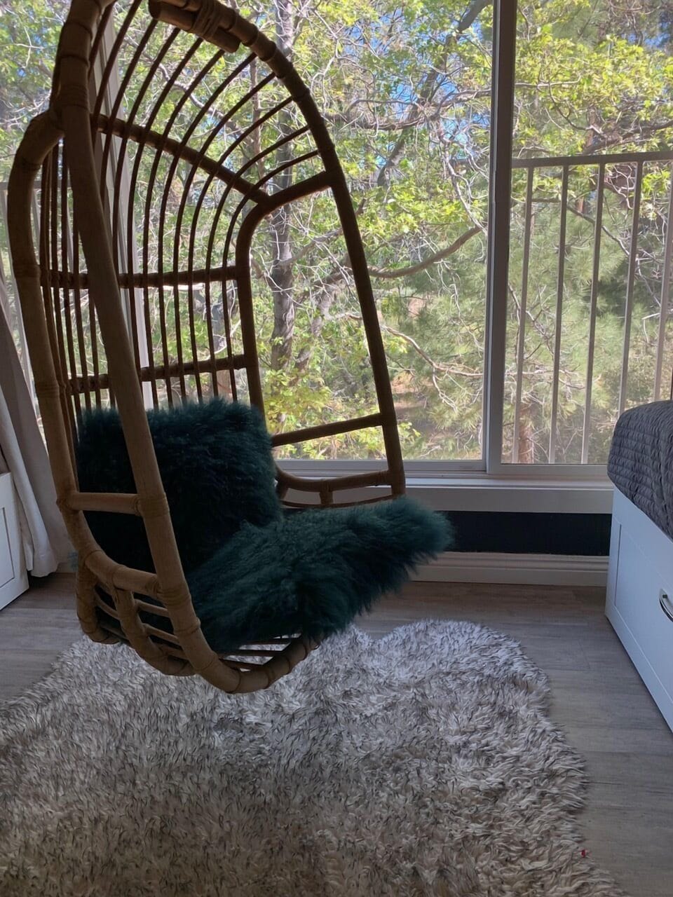 Hang out in the second bedroom 