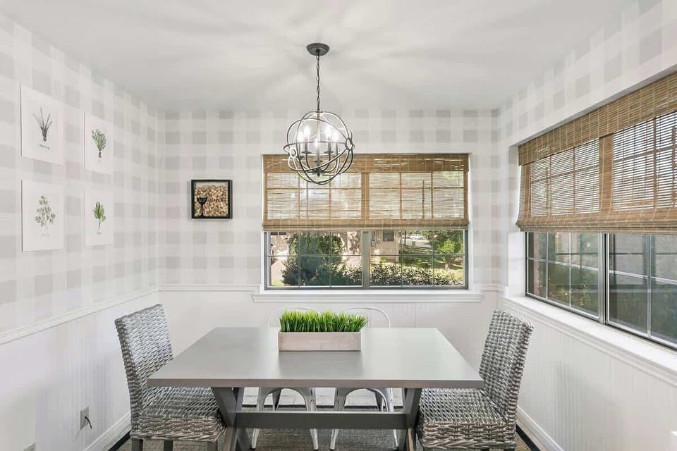 Breakfast area with seating for 8+.
