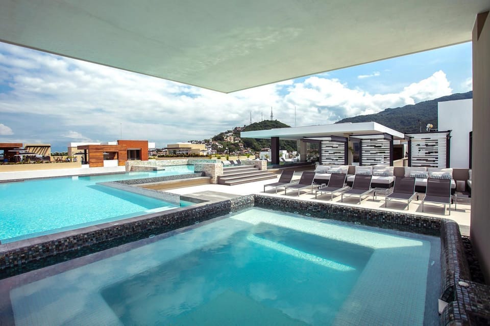 Breathtaking rooftop pool/spa with infinity edge view of the ocean and city 