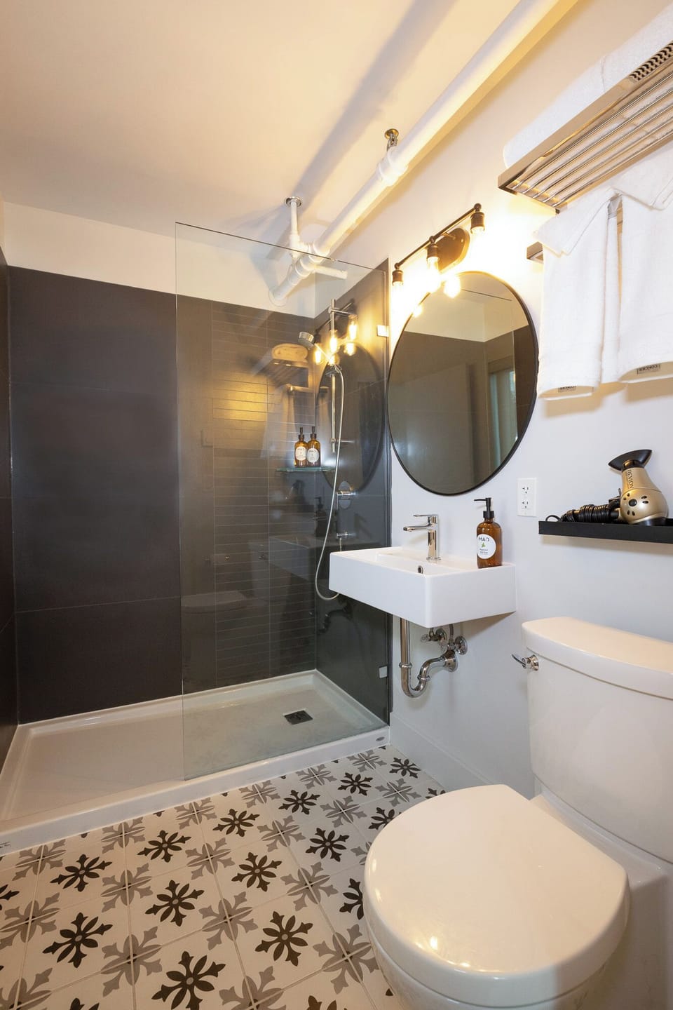 Basic Room, 1 Queen Bed | Bathroom | Shower, eco-friendly toiletries, hair dryer, towels