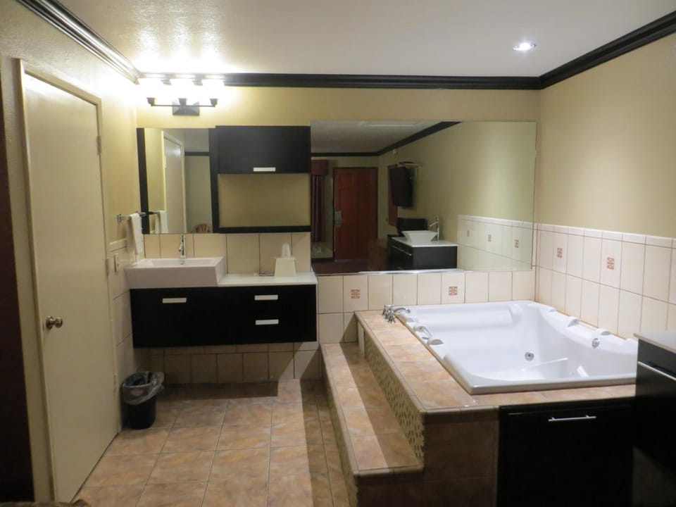 Combined shower/tub, free toiletries, towels