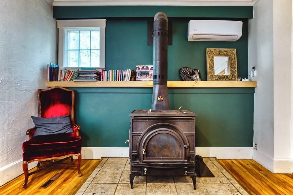 Coin salon avec poêle à bois / Cozy sitting area featuring a wood stove